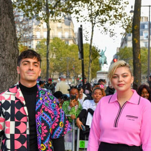 Louane Emera et son compagnon Florian Rossi arrivent au défilé de mode Miu Miu lors de la Fashion Week printemps/été 2022 à Paris, France, le 5 octobre 2021. © Veeren Ramsamy-Christophe Clovis/Bestimage