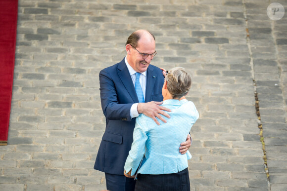 Passation de pouvoirs entre l'ancien Premier ministre français, Jean Castex et la nouvelle Première ministre française, Elisabeth Borne à l Hôtel de Matignon à Paris, France, le 16 mai 2022.