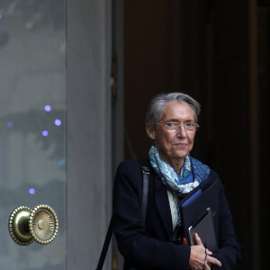 Elisabeth Borne, ministre du Travail à la sortie du conseil des ministres, le 22 décembre 2021, au palais de l'Elysée, à Paris.