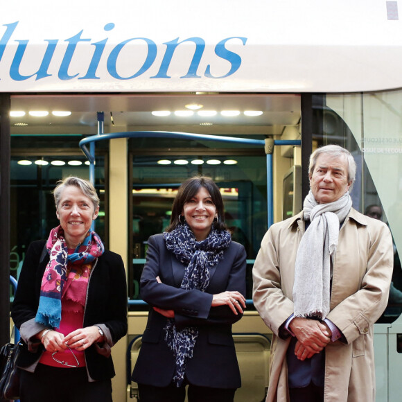 Elisabeth Borne, Anne Hidalgo et Vincent Bolloré lors du lancement de l'expérimentation du Bluetram sur les Champs-Elysées à Paris, le 1er décembre 2015. Ce tram nouvelle génération, sans rail ni caténaire, circulera de la Concorde à l'Etoile jusqu'au 15 janvier 2016