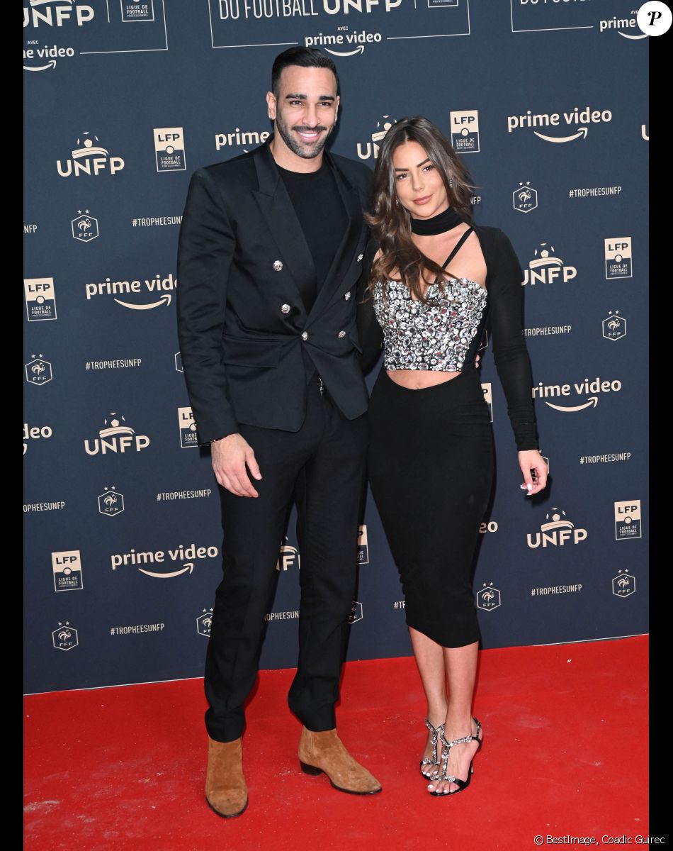Adil Rami et sa compagne Léna Guillou - Photocall de la cérémonie des Trophées UNFP 2022 au Pavillon Gabriel à Paris le 15 mai 2022. © Coadic Guirec/Bestimage
