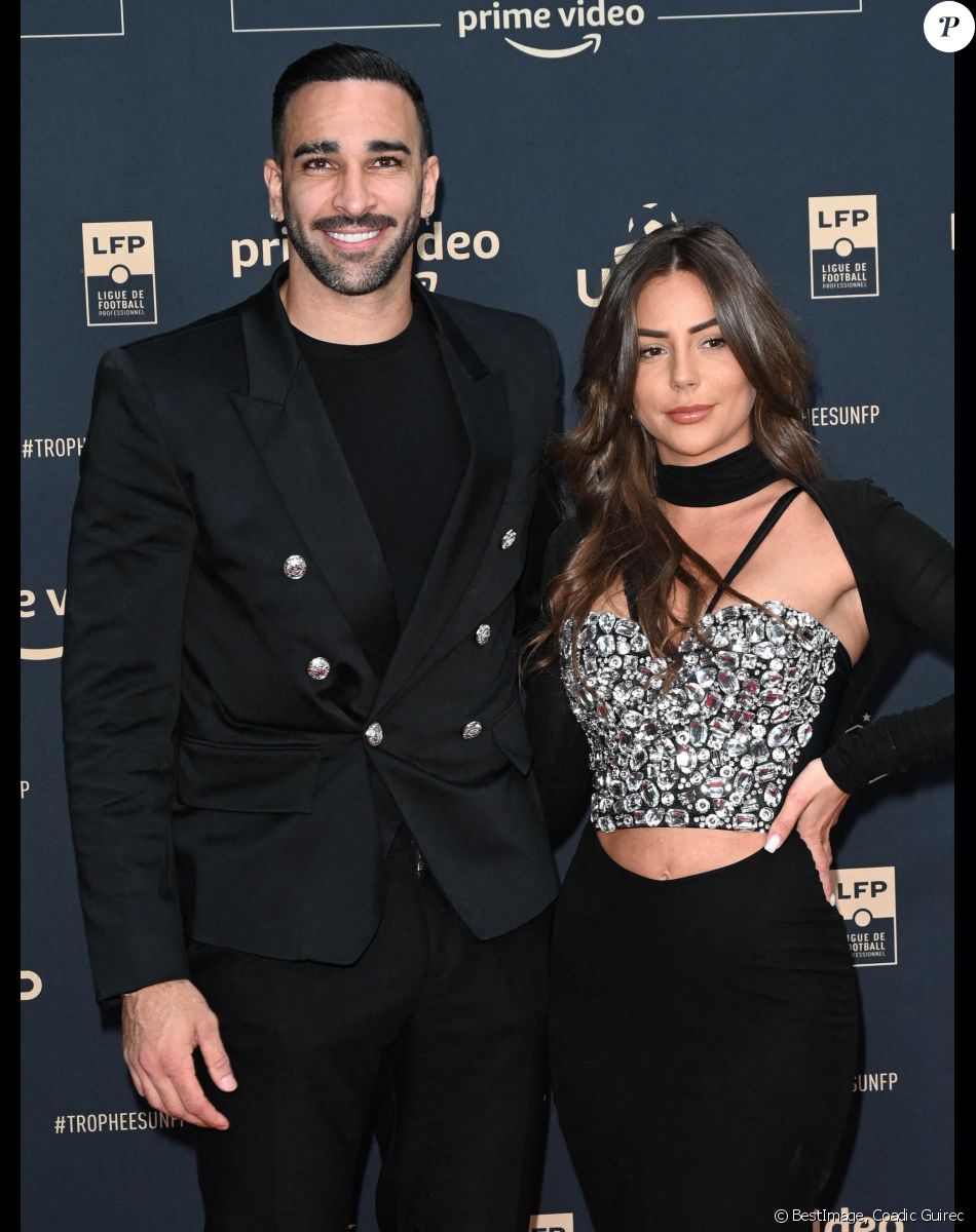 Adil Rami et sa compagne Léna Guillou - Photocall de la cérémonie des Trophées UNFP 2022 au Pavillon Gabriel à Paris le 15 mai 2022. © Coadic Guirec/Bestimage