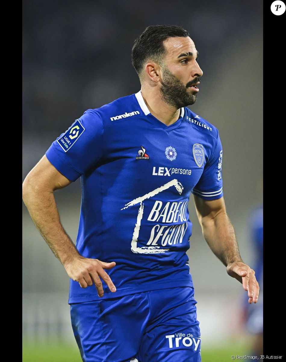 Adil Rami - Match de football en ligue 1 Uber Eats : Lens gagne 4-0 face à Troyes à domicile au Stade Bollaert-Delelis le 5 novembre 2021. © JB Autissier / Panoramic / Bestimage