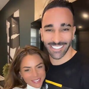 Adil Rami en couple avec Léna, vue dans "Les Marseillais" ou "Les Princes de l'amour"