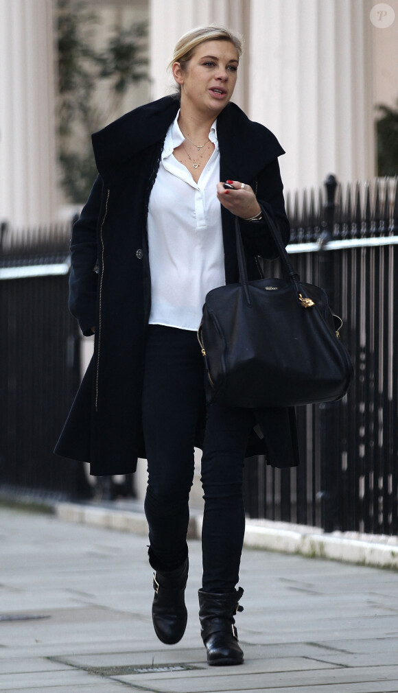 Exclusif - Chelsy Davy, qui travaille dans un cabinet d'avocats, se promene dans les rues de Londres. Le 18 decembre 2013 