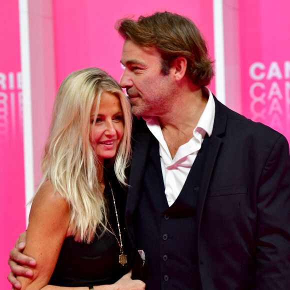 Patrick Puydebat et sa compagne Magali au photocall de la seconde soirée du festival Canneseries saison 3 au Palais des Festivals à Cannes, le 10 octobre 2020. Canneseries se déroule du 9 au 14 octobre avec des mesures sanitaires importantes dues au COVID-19. © Bruno Bebert / Bestimage