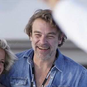 Patrick Puydebat et sa compagne Magali rient aux éclats en marge du festival Canneseries saison 3 à Cannes le 10 octobre 2020. © Norbert Scanella / Panoramic / Bestimage