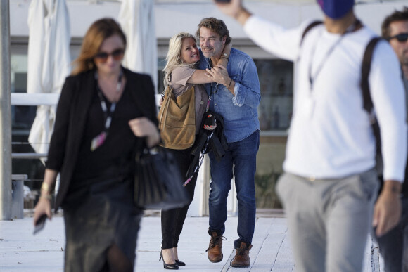 Patrick Puydebat et sa compagne Magali rient aux éclats en marge du festival Canneseries saison 3 à Cannes le 10 octobre 2020. © Norbert Scanella / Panoramic / Bestimage