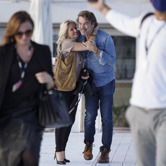 Patrick Puydebat et sa compagne Magali rient aux éclats en marge du festival Canneseries saison 3 à Cannes le 10 octobre 2020. © Norbert Scanella / Panoramic / Bestimage