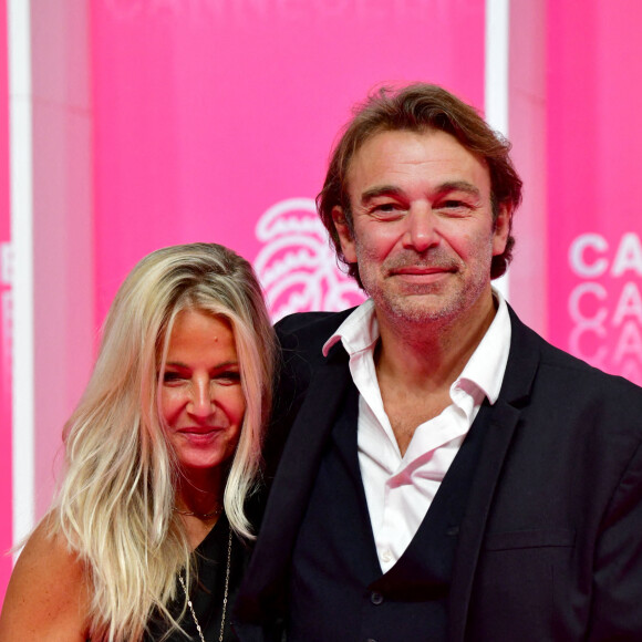 Patrick Puydebat et sa compagne Magali au photocall de la seconde soirée du festival Canneseries saison 3 au Palais des Festivals à Cannes, le 10 octobre 2020. Canneseries se déroule du 9 au 14 octobre avec des mesures sanitaires importantes dues au COVID-19. © Bruno Bebert / Bestimage