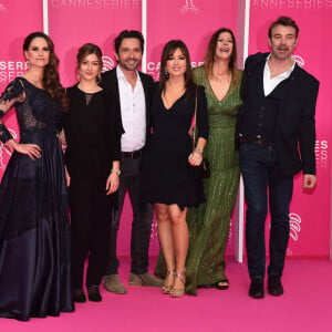 Carole Dechantre, Charlotte Marzo, Sébastien Roch, Elsa Esnoult, Laly Meignan et Patrick Puydebat de la série "Les mystères de l'amour" au photocall du deuxième jour de la 2ème édition du "Canneseries" au palais des Festivals à Cannes, France. © Bruno Bébert/Bestimage