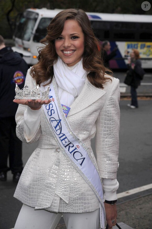 Katie Stam, Miss America 2009, a été demandée en mariage par son compagnon devant 600 personnes !