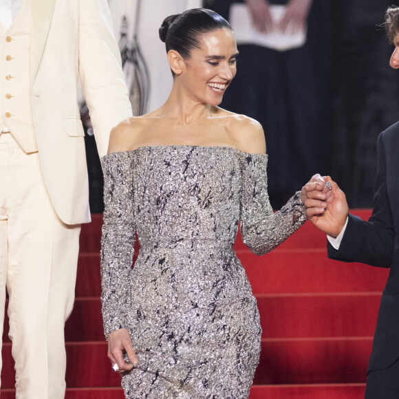 Jennifer Connelly et Tom Cruise - Descente des marches du film "Top Gun : Maverick" lors du 75ème Festival International du Film de Cannes. Le 18 mai 2022 © Cyril Moreau / Bestimage 