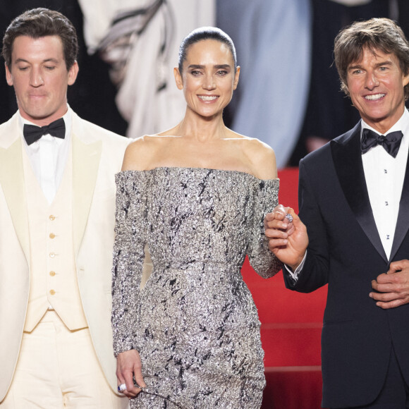 Glen Powell, Jennifer Connelly et Tom Cruise - Descente des marches du film "Top Gun : Maverick" lors du 75ème Festival International du Film de Cannes. Le 18 mai 2022 © Cyril Moreau / Bestimage 