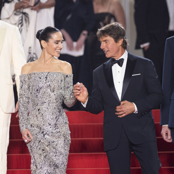 Jennifer Connelly et Tom Cruise - Descente des marches du film "Top Gun : Maverick" lors du 75ème Festival International du Film de Cannes. Le 18 mai 2022 © Cyril Moreau / Bestimage 