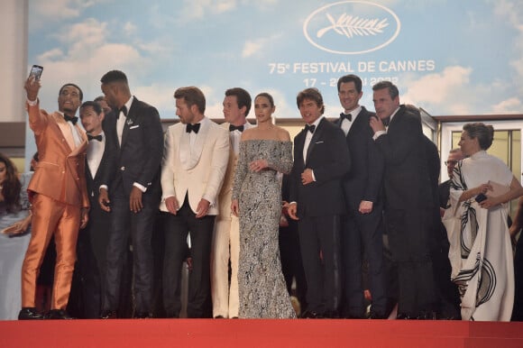 Greg Tarzan Davis, Danny Ramirez, Jay Ellis, Glen Powell, Miles Teller, Jennifer Connelly, Tom Cruise, Joseph Kosinski, Jon Hamm - Descente des marches du film "Top Gun : Maverick" lors du 75ème Festival International du Film de Cannes. Le 18 mai 2022 © Giancarlo Gorassini / Bestimage 