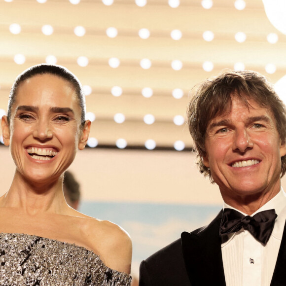 Jennifer Connelly, Tom Cruise - Descente des marches du film "Top Gun : Maverick" lors du 75ème Festival International du Film de Cannes. Le 18 mai 2022 © Dominique Jacovides / Bestimage 