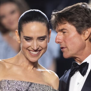 Jennifer Connelly et Tom Cruise - Descente des marches du film "Top Gun : Maverick" lors du 75ème Festival International du Film de Cannes. Le 18 mai 2022 © Cyril Moreau / Bestimage 