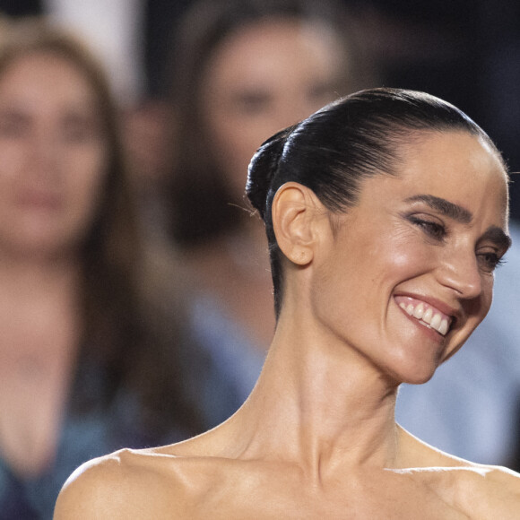 Jennifer Connelly et Tom Cruise - Descente des marches du film "Top Gun : Maverick" lors du 75ème Festival International du Film de Cannes. Le 18 mai 2022 © Cyril Moreau / Bestimage 