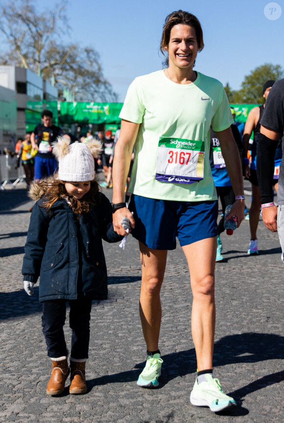 Amélie Mauresmo retrouve sa fille Ayla à l'arrivée - L'ancienne numéro 1 mondiale de tennis, Amélie Mauresmo (directrice générale de la FFT) a couru le Marathon de Paris 2022 en 3h15 le 3 avril 2022. © Yoann Rochette/Bestimage