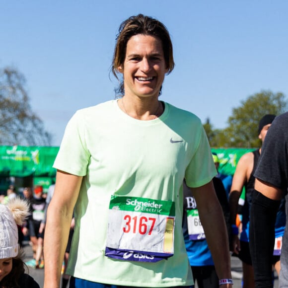 Amélie Mauresmo retrouve sa fille Ayla à l'arrivée - L'ancienne numéro 1 mondiale de tennis, Amélie Mauresmo (directrice générale de la FFT) a couru le Marathon de Paris 2022 en 3h15 le 3 avril 2022. © Yoann Rochette/Bestimage