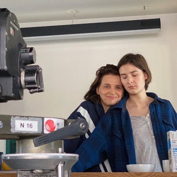 Juliette Binoche révèle rarement le visage de sa fille Hana, jeune actrice. @ Instagram / Juliette Binoche