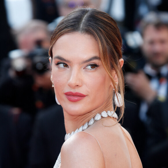 Alessandra Ambrosio - Montée des marches du film " Armageddon Time " lors du 75ème Festival International du Film de Cannes. Le 19 mai 2022 © Cyril Moreau / Bestimage