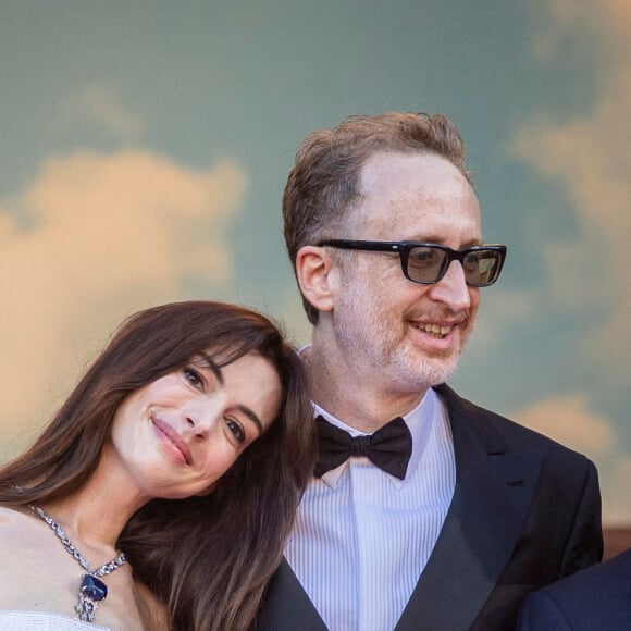 Anne Hathaway, James Gray - Montée des marches du film " Armageddon Time " lors du 75ème Festival International du Film de Cannes. Le 19 mai 2022 © Cyril Moreau / Bestimage