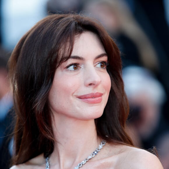 Anne Hathaway - Montée des marches du film " Armageddon Time " lors du 75ème Festival International du Film de Cannes. Le 19 mai 2022 © Cyril Moreau / Bestimage