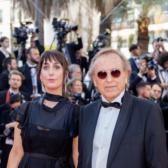 Alexandre Arcady et sa compagne Sabrina Guigui - Montée des marches du film " Armageddon Time " lors du 75ème Festival International du Film de Cannes. Le 19 mai 2022 © Cyril Moreau / Bestimage