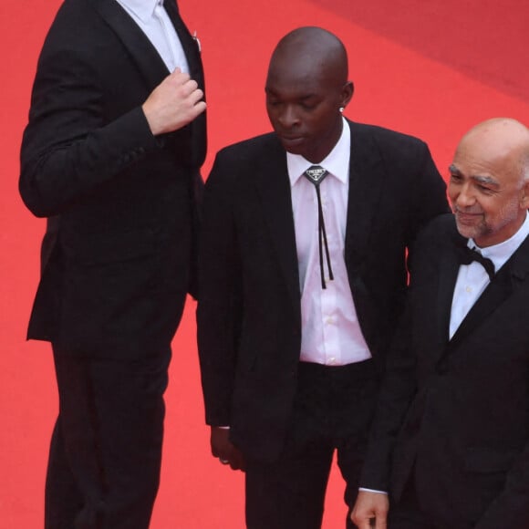 Jonas Bloquet, Alassane Diong, Mathieu Vadepied et Omar Sy - Montée des marches du film " Top Gun : Maverick " lors du 75ème Festival International du Film de Cannes. Le 18 mai 2022 © Giancarlo Gorassini / Bestimage 