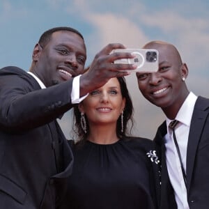 Omar Sy avec sa femme Hélène, Alassane Diong à la montée des marches de "Top Gun : Maverick" lors du 75ème Festival International du Film de Cannes, 