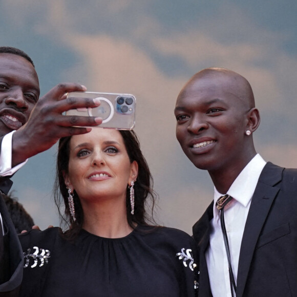 Omar Sy avec sa femme Hélène, Alassane Diong à la montée des marches de "Top Gun : Maverick" lors du 75ème Festival International du Film de Cannes