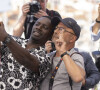 Omar Sy et le photographe Dominique Jacovides au photocall du film "Tirailleurs" (Un certain regard) lors du 75ème Festival International du Film de Cannes, le 19 mai 2022. © Cyril Moreau / Bestimage 