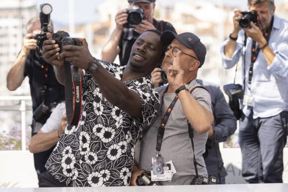Omar Sy et le photographe Dominique Jacovides au photocall du film "Tirailleurs" (Un certain regard) lors du 75ème Festival International du Film de Cannes, le 19 mai 2022. © Cyril Moreau / Bestimage 
