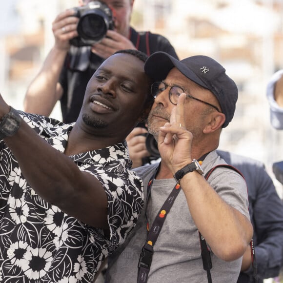 Omar Sy et le photographe Dominique Jacovides au photocall du film "Tirailleurs" (Un certain regard) lors du 75ème Festival International du Film de Cannes, le 19 mai 2022. © Cyril Moreau / Bestimage 