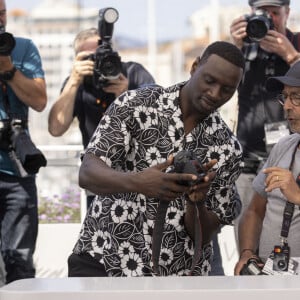 Omar Sy et le photographe Dominique Jacovides au photocall du film "Tirailleurs" (Un certain regard) lors du 75ème Festival International du Film de Cannes, le 19 mai 2022. © Cyril Moreau / Bestimage 