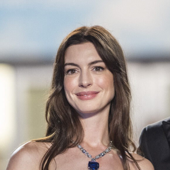 Anne Hathaway - Descente des marches du film " Armageddon Time " lors du 75ème Festival International du Film de Cannes. Le 19 mai 2022 © Cyril Moreau / Bestimage 