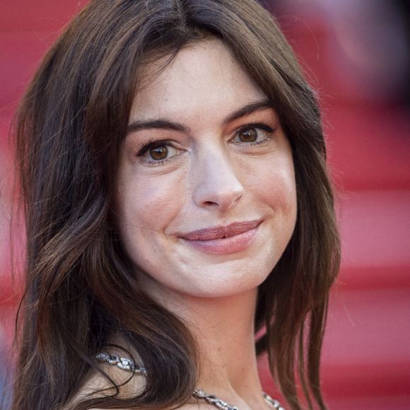 Anne Hathaway - Montée des marches du film " Armageddon Time " lors du 75ème Festival International du Film de Cannes. Le 19 mai 2022 © Cyril Moreau / Bestimage 