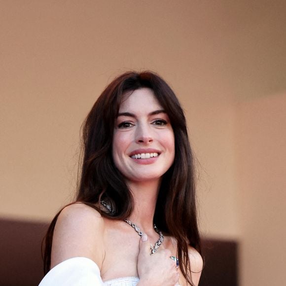 Anne Hathaway - Montée des marches du film " Armageddon Time " lors du 75ème Festival International du Film de Cannes. Le 19 mai 2022 © Dominique Jacovides / Bestimage 
