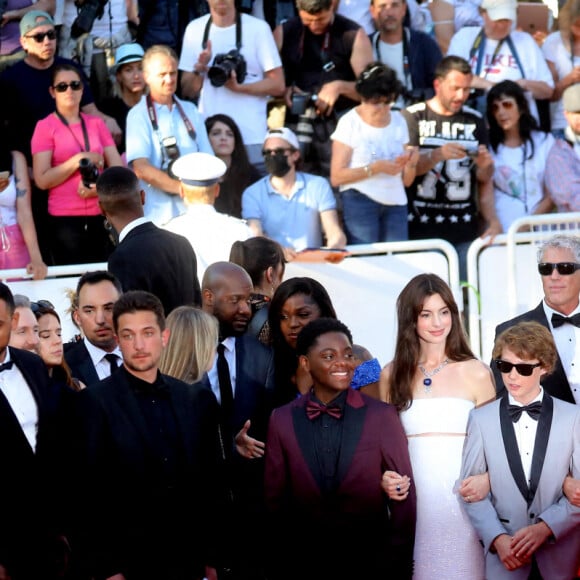 Jaylin Webb, Anne Hathaway, Michael Banks Repeta, Tovah Feldshuh, James Gray, Jeremy Strong - Montée des marches du film " Armageddon Time " lors du 75ème Festival International du Film de Cannes. Le 19 mai 2022 © Dominique Jacovides / Bestimage 