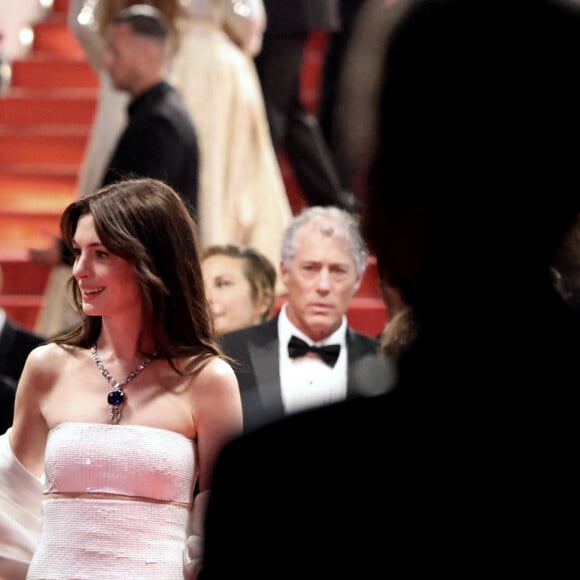 Adam Shulman et sa femme Anne Hathaway - Descente des marches du film " Armageddon Time " lors du 75ème Festival International du Film de Cannes. Le 19 mai 2022 © Dominique Jacovides / Bestimage 