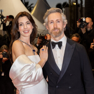 Anne Hathaway et son mari Adam Shulman - Descente des marches du film "Armageddon Time" lors du 75ème Festival International du Film de Cannes, France, le 19 mai 2022. © Cyril Moreau / Bestimage 