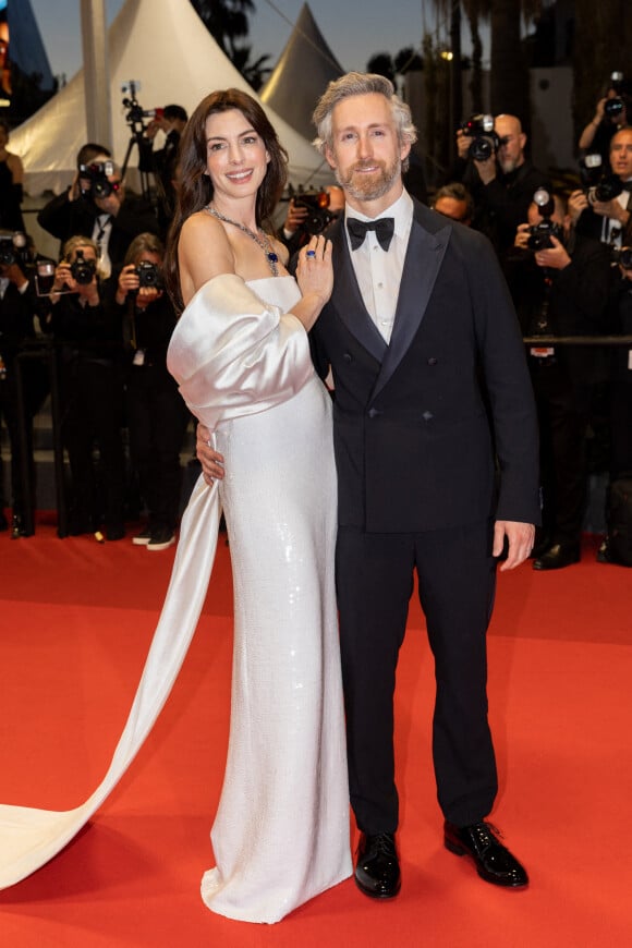 Anne Hathaway et son mari Adam Shulman - Descente des marches du film "Armageddon Time" lors du 75ème Festival International du Film de Cannes, France, le 19 mai 2022. © Cyril Moreau / Bestimage 