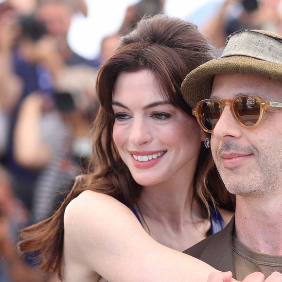 Anne Hathaway, Jeremy Strong au photocall de "Armageddon Time" lors du 75ème Festival International du Film de Cannes, le 20 mai 2022. © Dominique Jacovides/Bestimage  Celebrities at the photocall of "Armageddon Time" during the 75th International Cannes Film Festival. May 20th, 2022. 