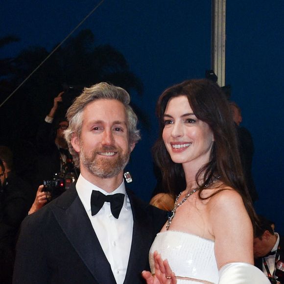 Anne Hathaway et son mari Adam Shulman - Descente des marches du film "Armageddon Time" lors du 75ème Festival International du Film de Cannes, France, le 19 mai 2022. © Giancarlo Gorassini / Bestimage 