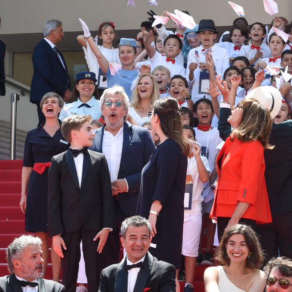 Alain Chabat, Simon Faliu, Anne Goscinny, , Martine Gossieaux (aka Mme Sempé), Ludovic Bource et une centaine d'écoliers habillés aux couleurs du Petit Nicolas - Montée des marches du film " Le petit Nicolas : Qu'est-ce qu'on attend pour être heureux " lors du 75ème Festival International du Film de Cannes. Le 20 mai 2022 © Giancarlo Gorassini / Bestimage 