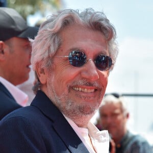 Alain Chabat - Montée des marches du film " Le petit Nicolas : Qu'est-ce qu'on attend pour être heureux " lors du 75ème Festival International du Film de Cannes. © Giancarlo Gorassini / Bestimage 