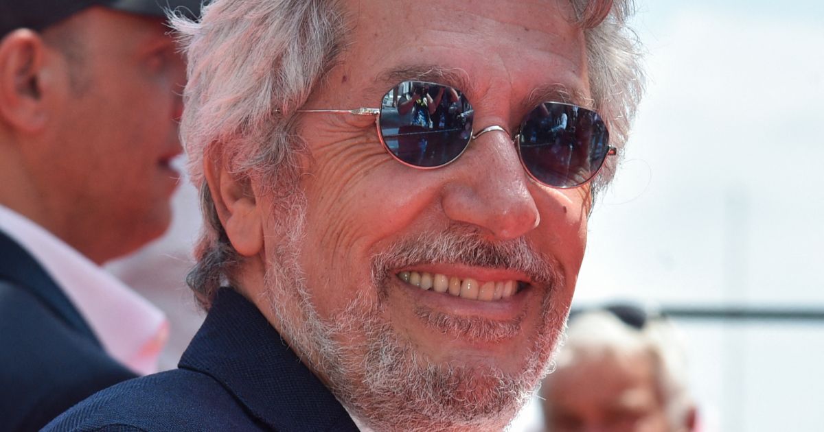 Cannes 2022 Alain Chabat et Laurent Lafitte classes face à une horde