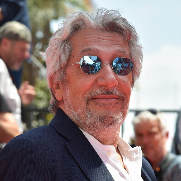 Alain Chabat - Montée des marches du film " Le petit Nicolas : Qu'est-ce qu'on attend pour être heureux " lors du 75ème Festival International du Film de Cannes. Le 20 mai 2022 © Giancarlo Gorassini / Bestimage 